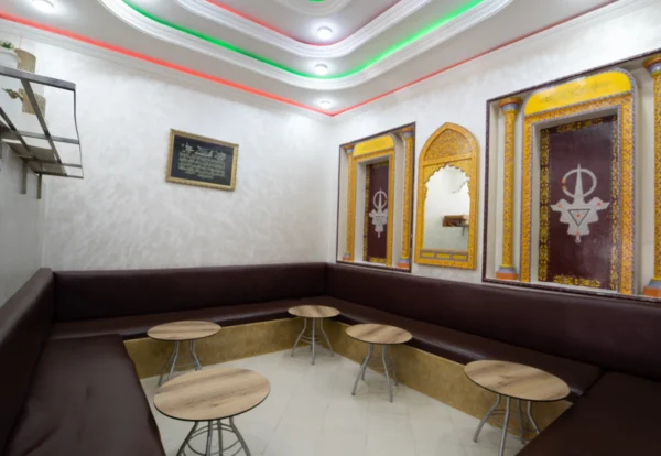 Intérieur du café-restaurant à Tiznit - La Ville Nouvelle
